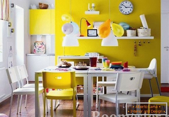 Salle à manger de couleur jaune