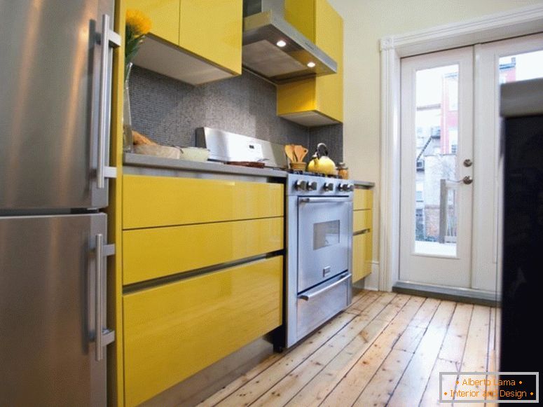Application de couleur jaune à l'intérieur de la cuisine