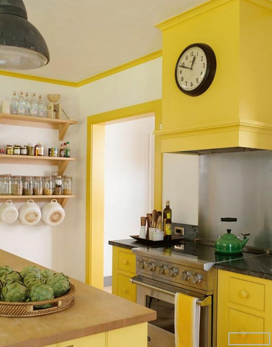 La combinaison des couleurs blanc, gris et jaune dans la cuisine