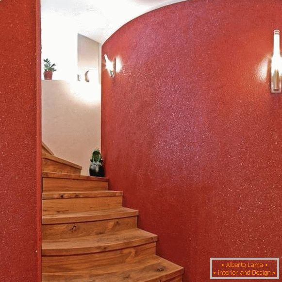 Papier peint liquide rouge dans le couloir à l'intérieur - photo de l'escalier