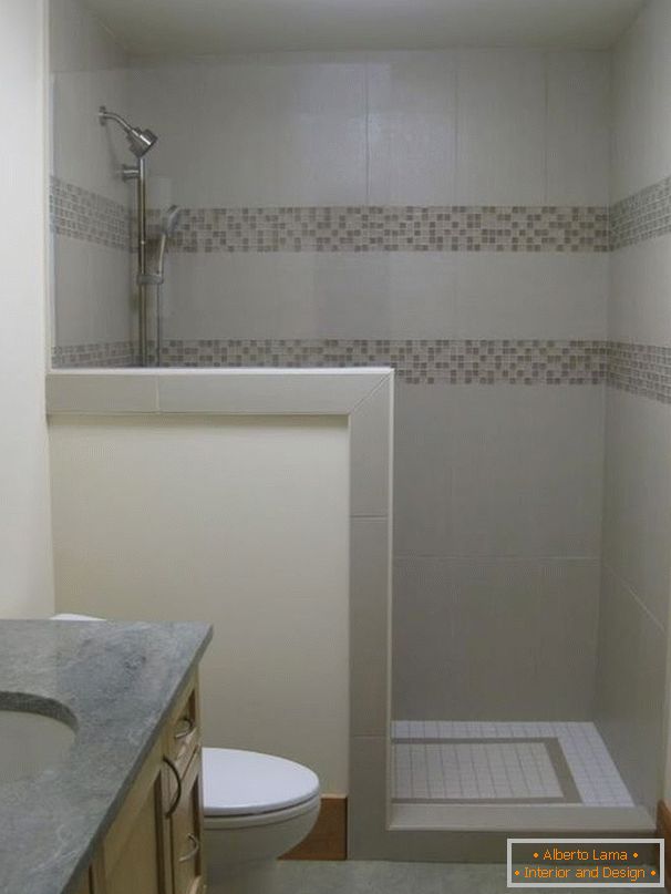 Salle de douche derrière la cloison