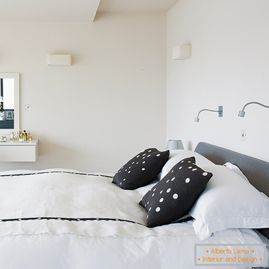 Chambre monochrome avec applique murale minimaliste