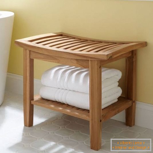 Chaise en bois pour la salle de bain