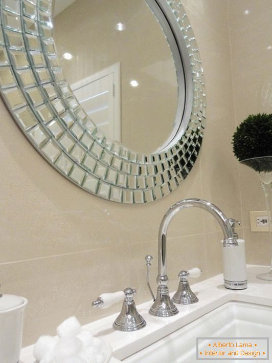 Miroir élégant sur le lavabo dans la salle de bain