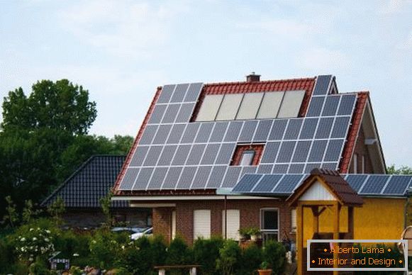 Maison avec panneaux solaires pour l'électricité autonome
