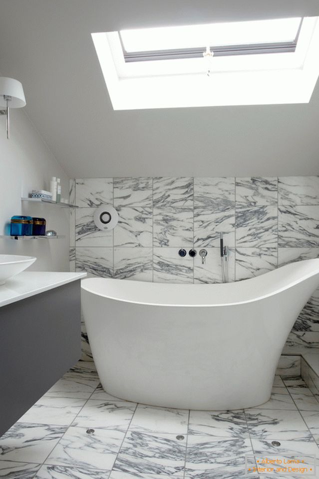 Carrelage en marbre dans la salle de bain