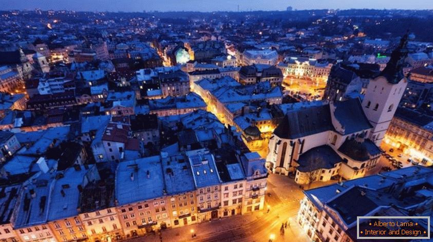 Lviv de nuit с ярким освещением