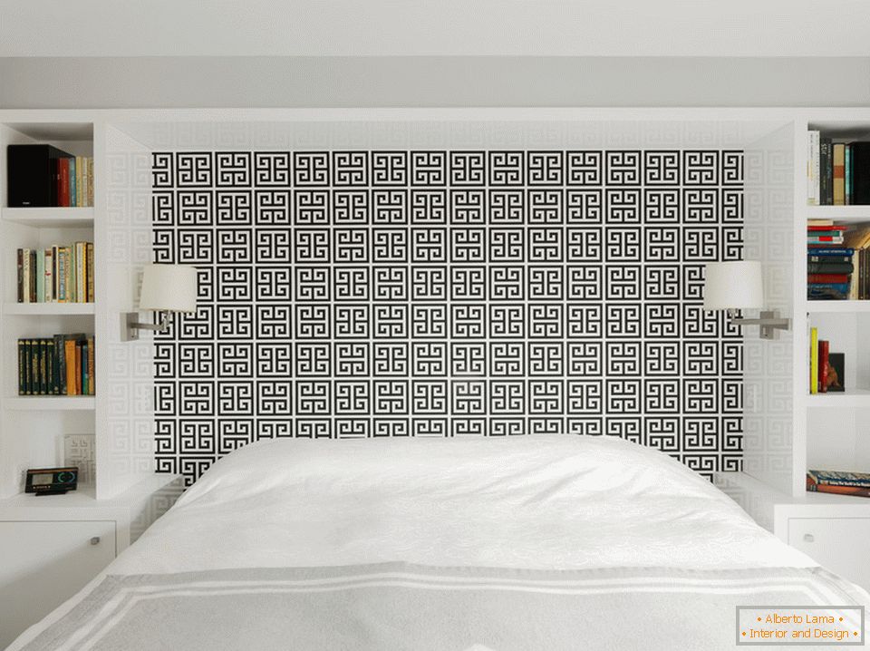 Chambre blanche avec un motif noir à la tête du lit