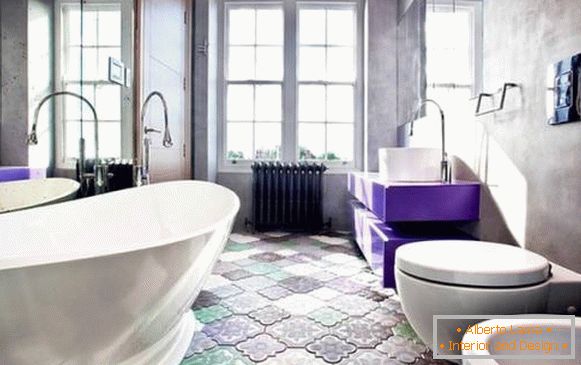 Design de salle de bain avec de beaux carreaux sur le sol