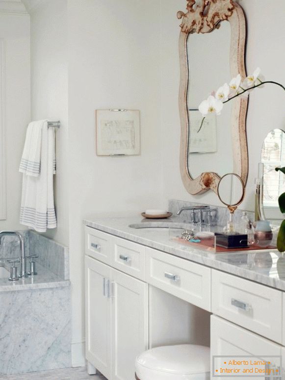 Mobilier blanc et marbre dans le design de la salle de bain