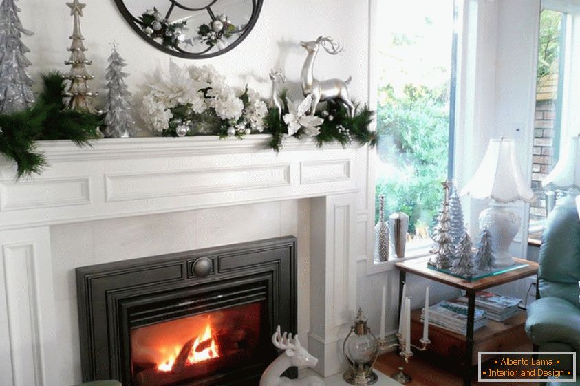 Décoration en argent blanc du salon avec cheminée pour la nouvelle année