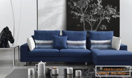 salon noir et blanc avec canapé bleu