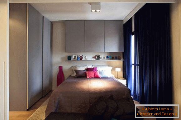 Chambre dans un petit appartement de 45 mètres carrés. m.