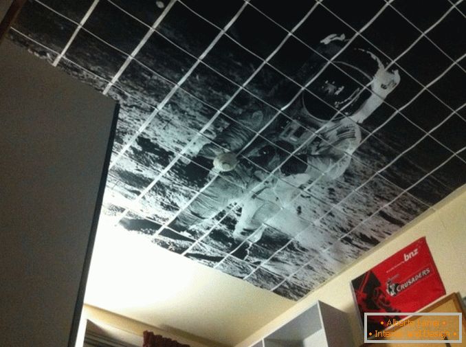 L'image du cosmonaute au plafond