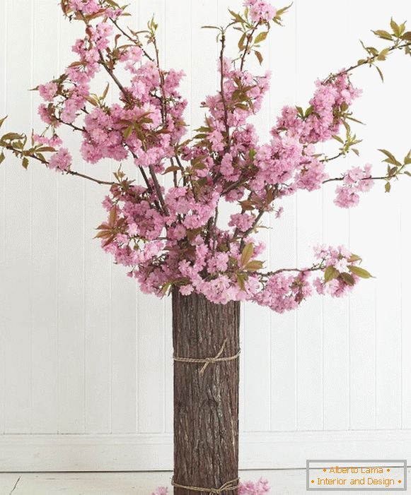 Vase original avec des branches de cerisier