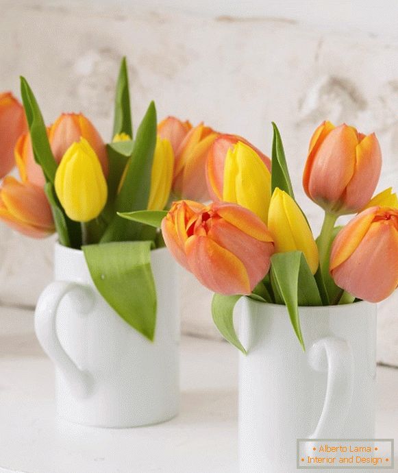 Tulipes dans des tasses blanches