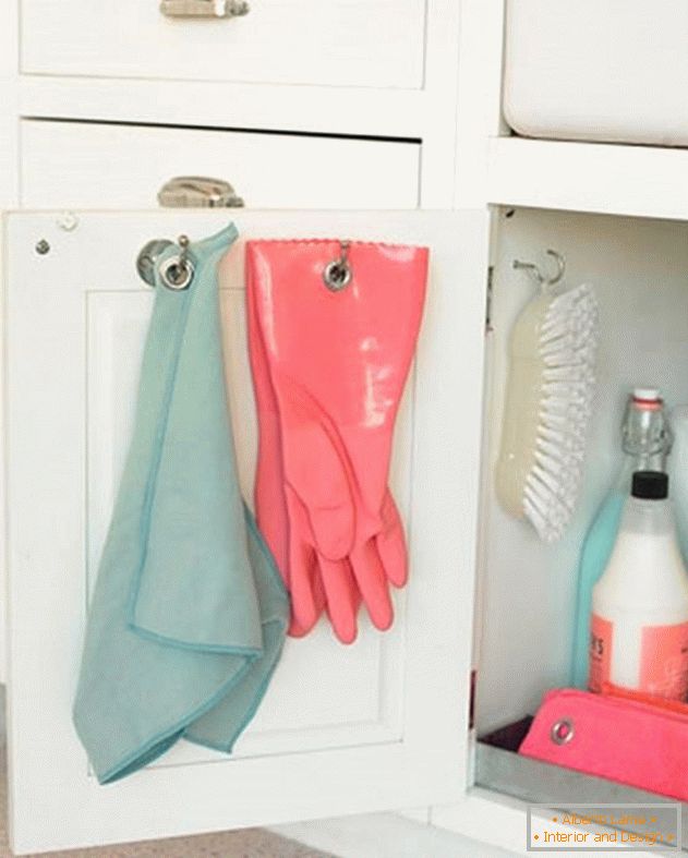 Manique et gants à l'intérieur de la porte de l'armoire