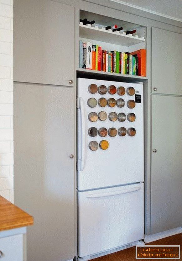 Bocaux magnétiques pour épices sur le réfrigérateur