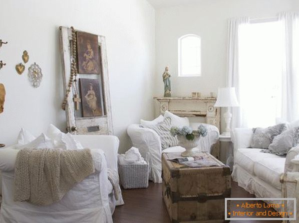 Les couvertures blanches sur les meubles rembourrés égayeront votre intérieur