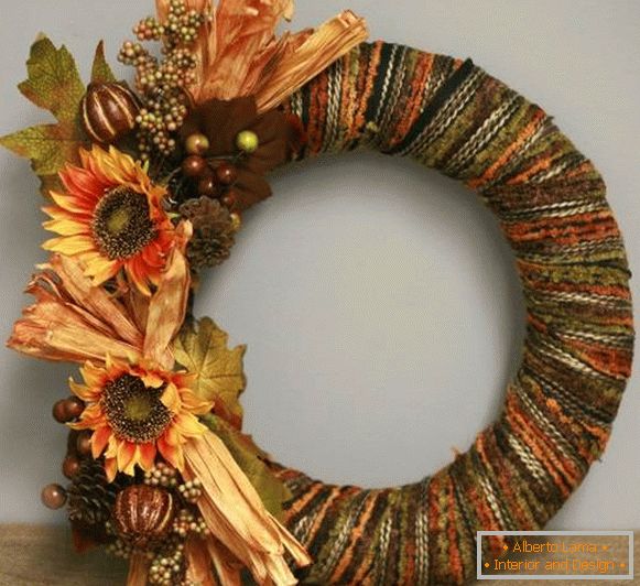 Comment faire une couronne d'automne sur la porte des fils, du papier et d'autres matériaux