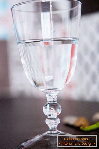 Verre avec de l'eau sur la table de chevet