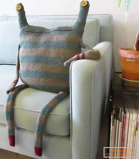 Comment créer des oreillers tricotés sur le canapé avec des aiguilles à tricoter