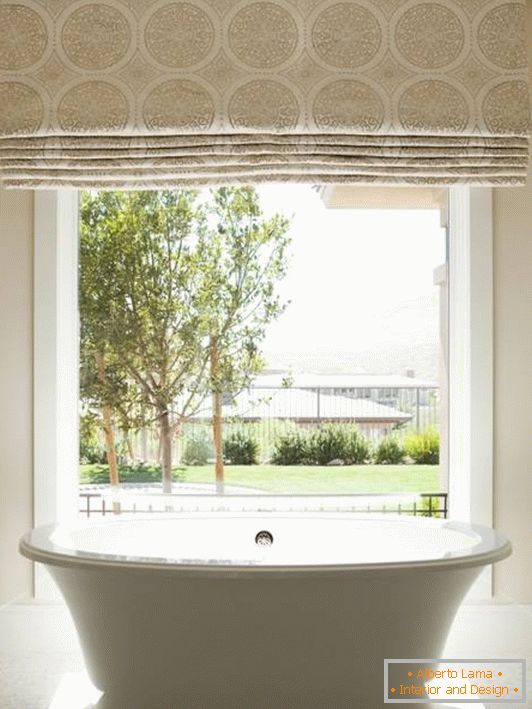 Design de salle de bain avec grande fenêtre