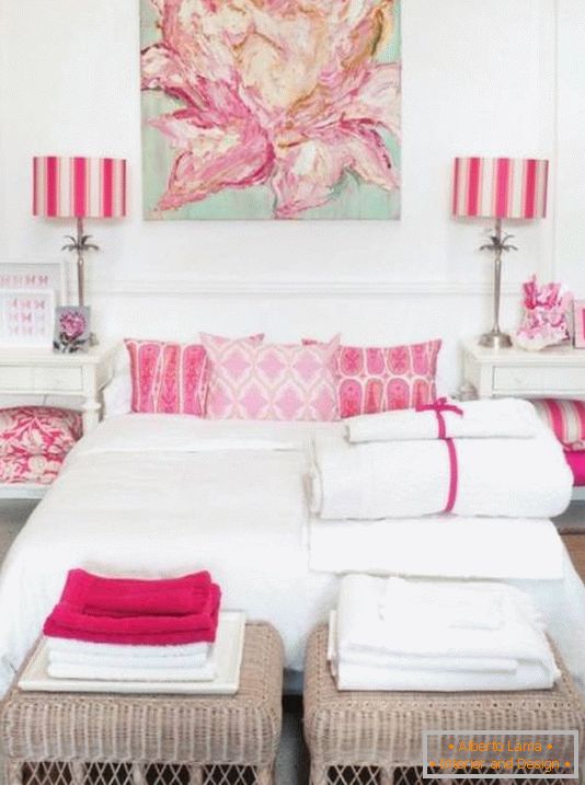 Chambre blanche aux accents roses