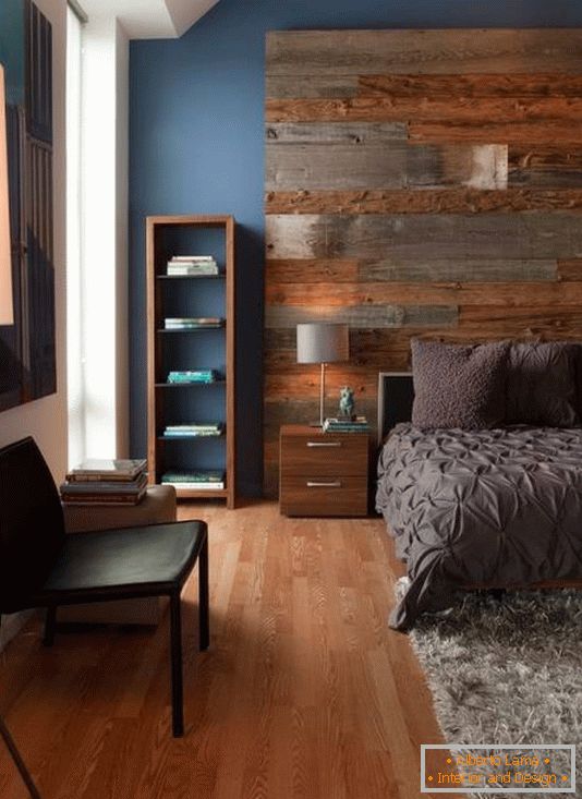 Grande tête de lit en bois et mobilier élégant dans la chambre