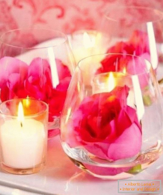 Fleurs et bougies en décoration de table pour la Saint Valentin