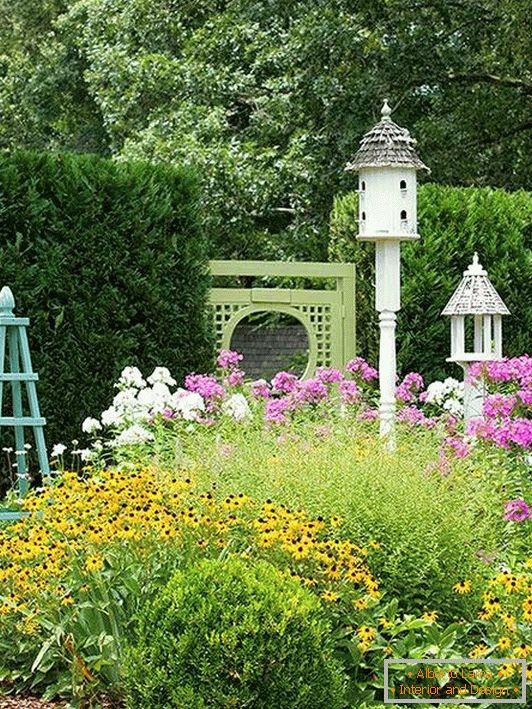 Jardin avec une maison pour les oiseaux et autres décorations