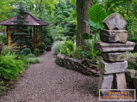 Décorer le jardin près de la maison avec des pierres