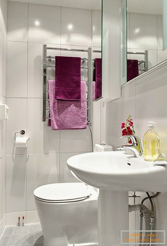 Salle de bain d'un petit appartement en Suède