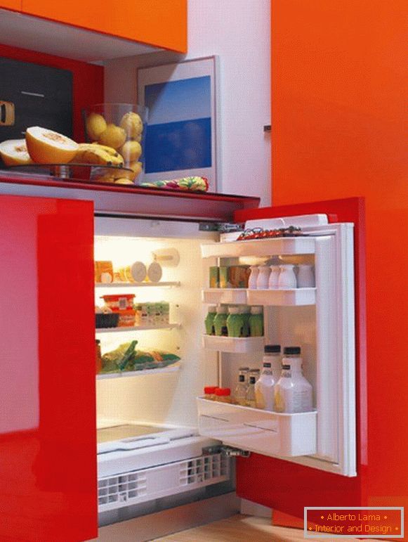 Réfrigérateur dans la petite cuisine