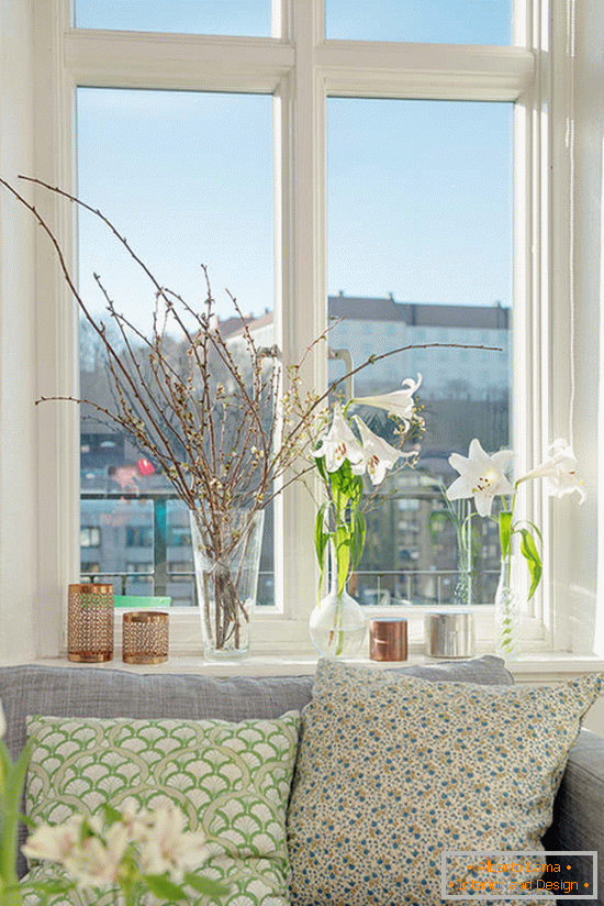 Décoration d'un rebord de fenêtre avec des fleurs