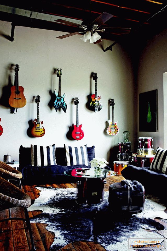 Guitares sur le mur dans le salon