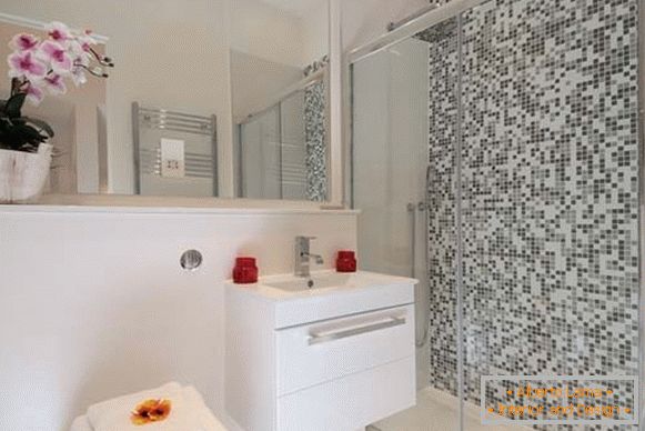 Design d'intérieur de salle de bain dans un petit appartement