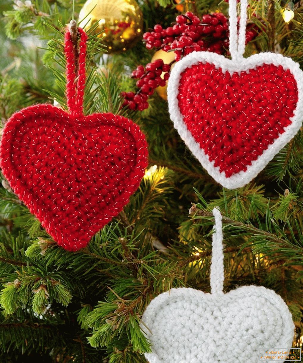 Cœurs tricotés sur l'arbre de Noël
