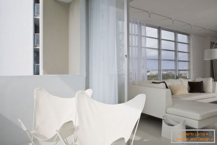 Chaises pliantes blanches sur le balcon