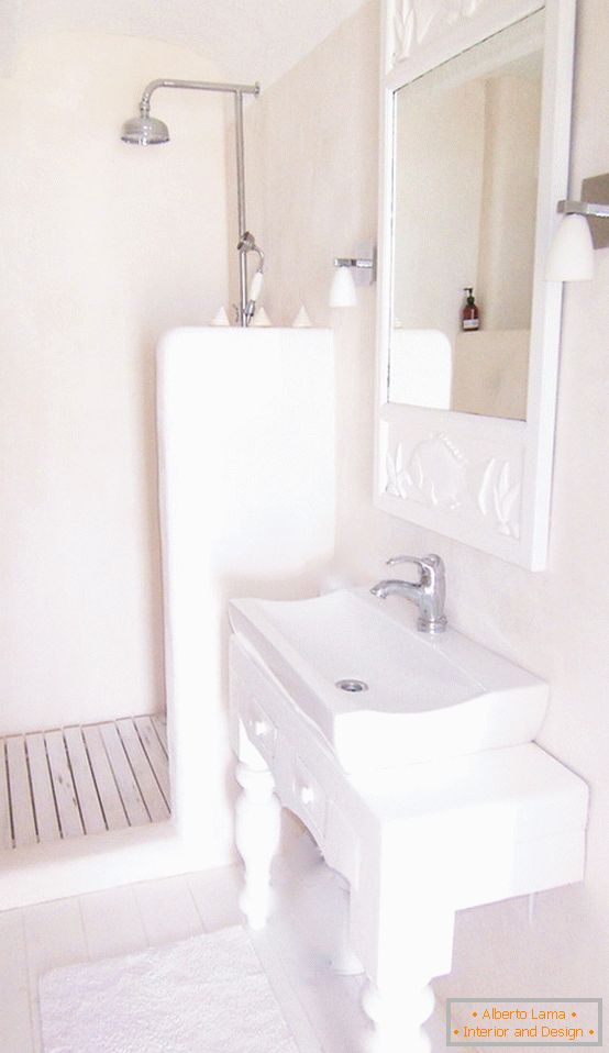 Salle de bain combinée en couleur blanche