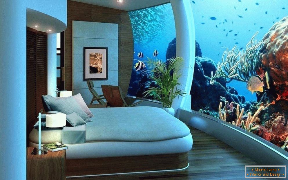 Aquarium sur tout le mur dans la chambre