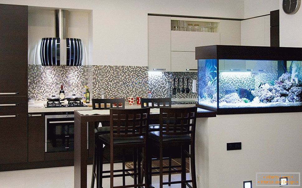 Comptoir de bar avec aquarium на кухне