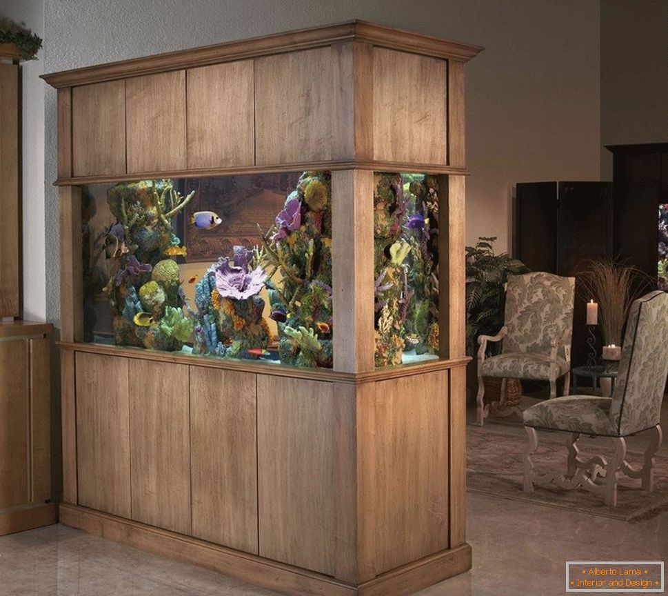 Aquarium avec le design du bois