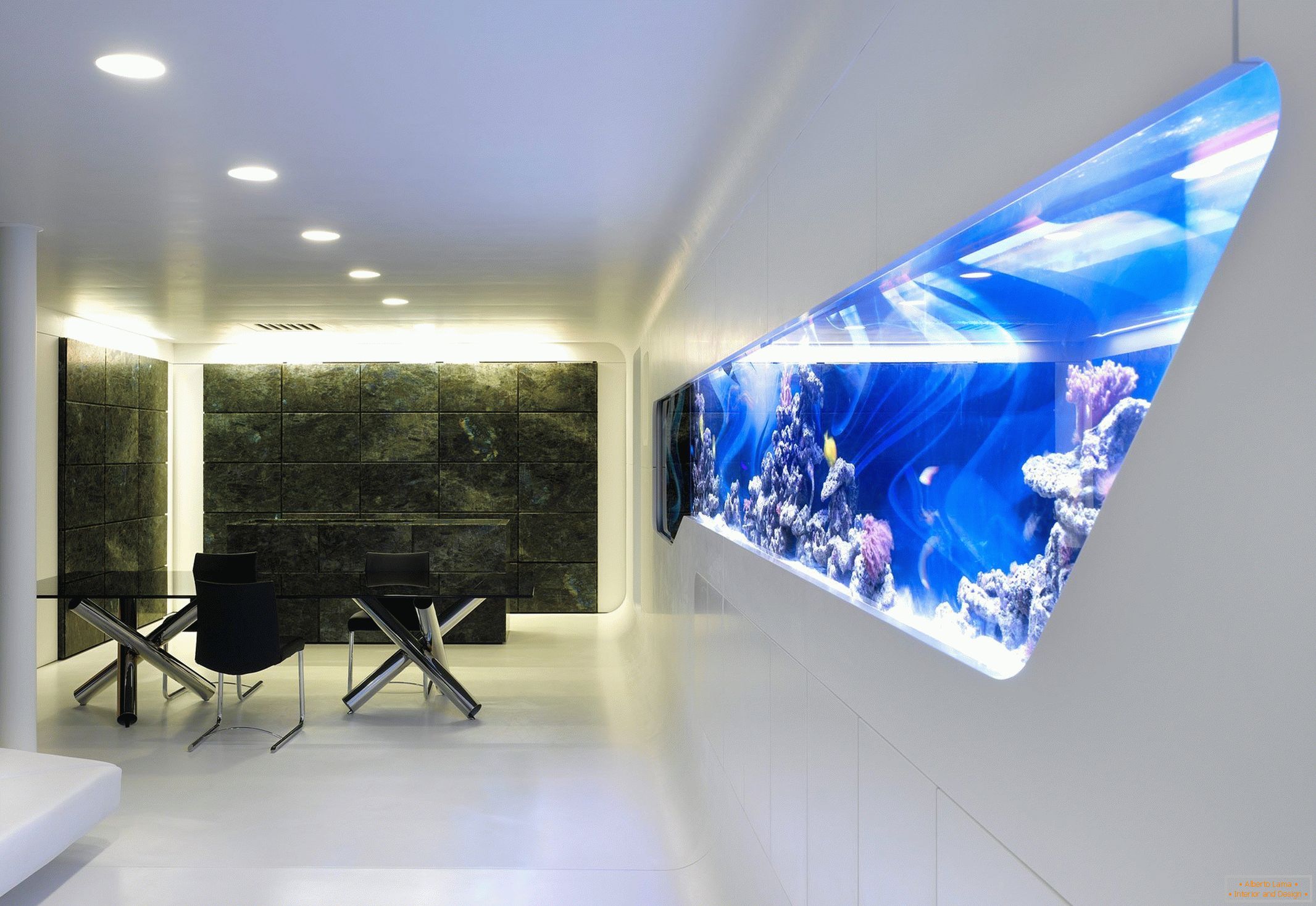 Intérieur moderne avec aquarium dans le mur