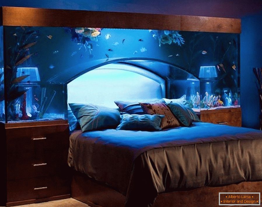 Aquarium au dessus du lit