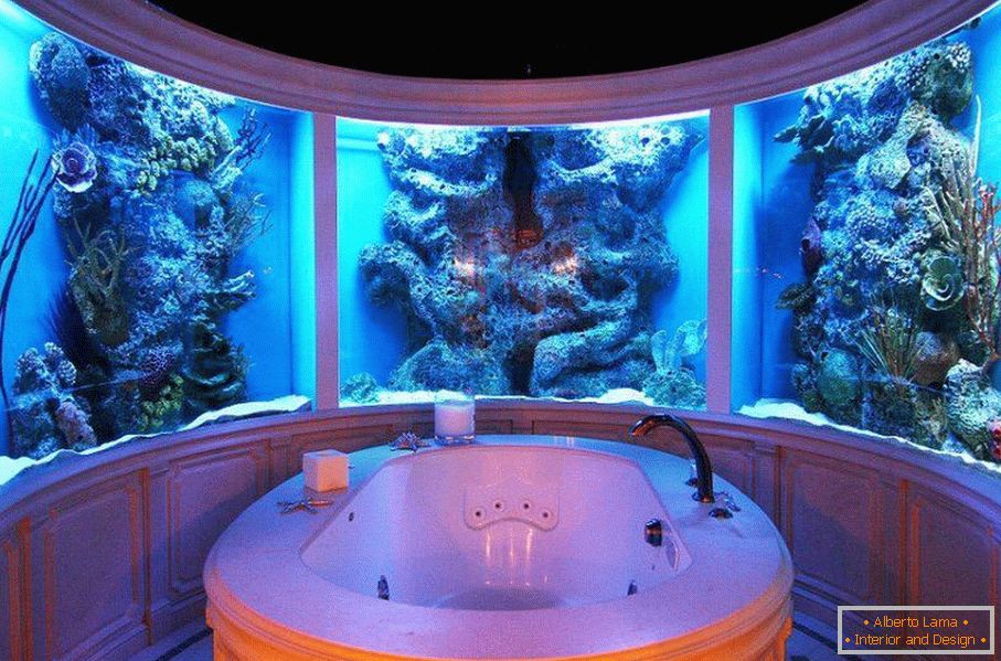 Aquarium dans les murs de la salle de bain