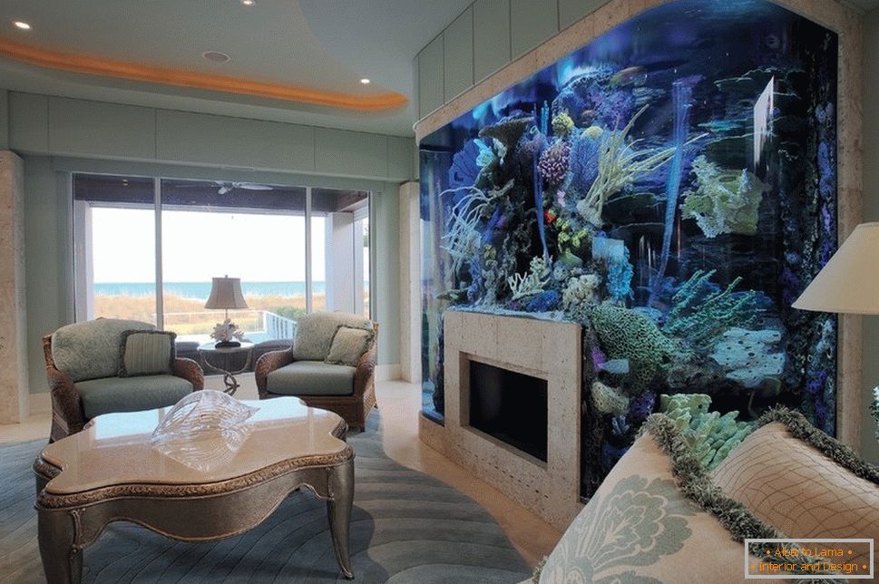 Aquarium avec cheminée dans le salon
