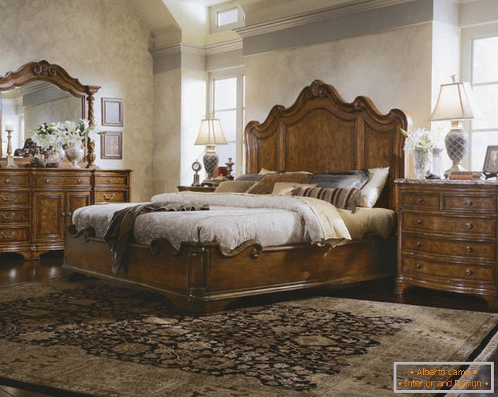 Option chambre mansardée dans un style anglais. Formes et lignes reconnaissables de meubles indiens luxueux.
