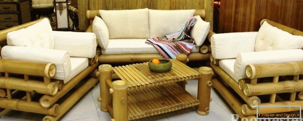 Meubles en bambou avec des oreillers