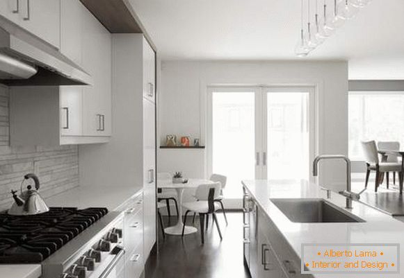 Cuisine grise blanche - photo à l'intérieur d'une maison moderne